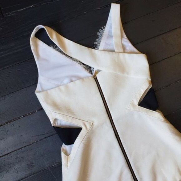 Three Floor White Dress - Picture 7 of 8